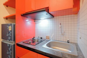 Standard Studio | Private kitchen | Electric kettle - Minimalist Studio Room Grand Kamala Lagoon Apartment (Bekasi)
