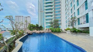 Una piscina al aire libre
