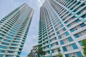 Deux immeubles de grande hauteur, dotés d’une architecture moderne, se distinguent par leur façade composée d’une grille de fenêtres et de balcons.