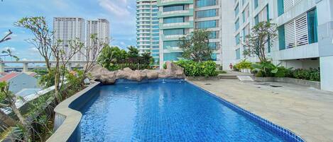 Una piscina al aire libre