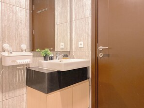 Standard Studio | Bathroom - Cozy And Neat Studio At Cleon Park Apartment (Jakarta)