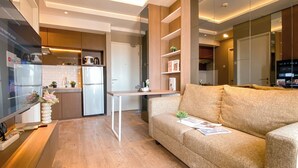 Eine moderne Küche mit Einbauofen, Kühlschrank und Esstisch.