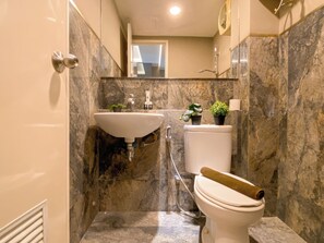 Een badkamer met een wastafel, toilet en douche.
