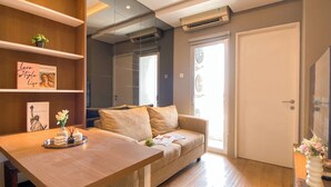 Ein modernes Wohnzimmer mit einem Holztisch, einer Couch und einem Bücherregal.
