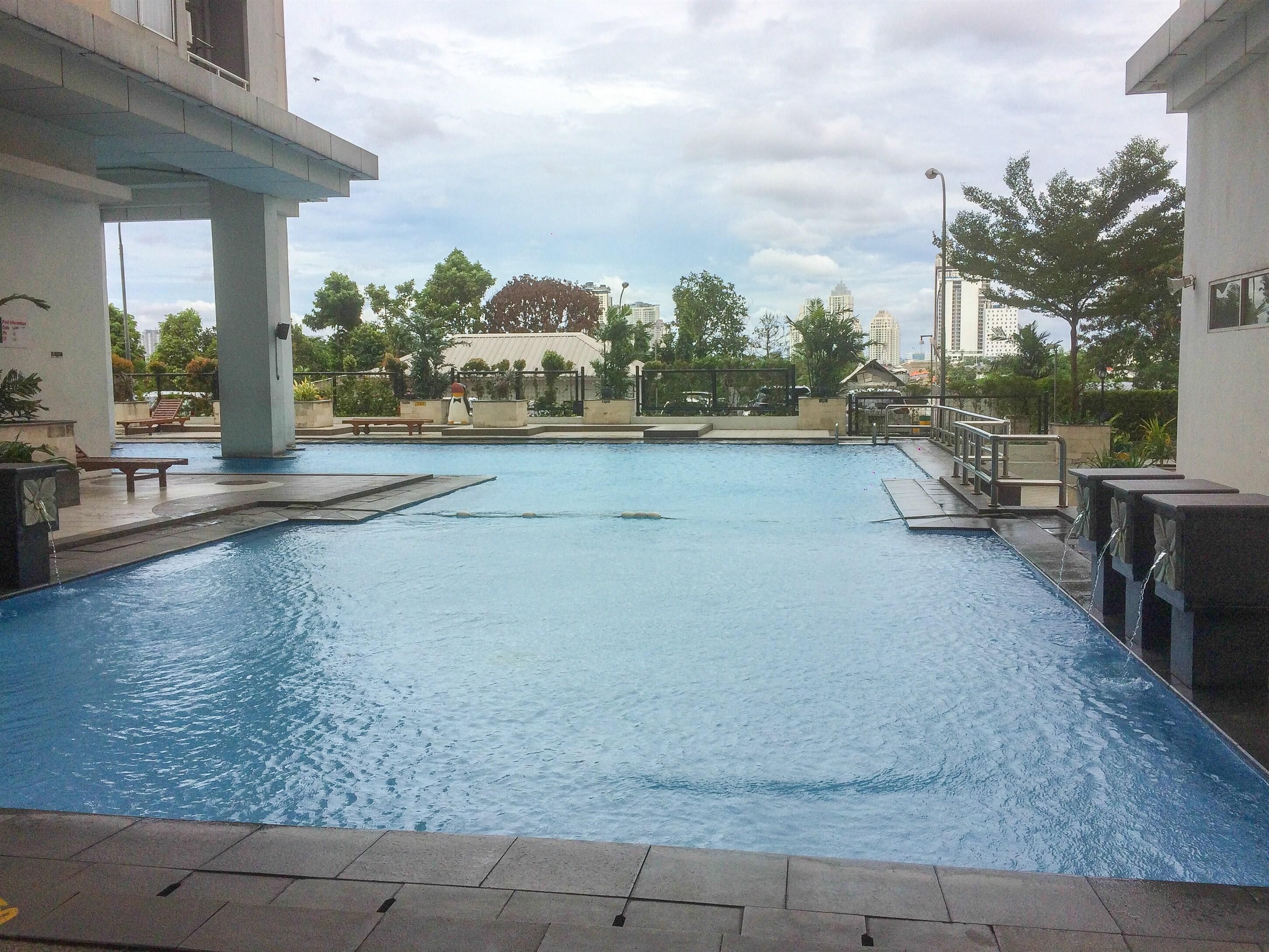Una piscina al aire libre