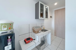 Private kitchen - Chic And Sleek Studio At The City Square Surabaya Apartment (Surabaya)