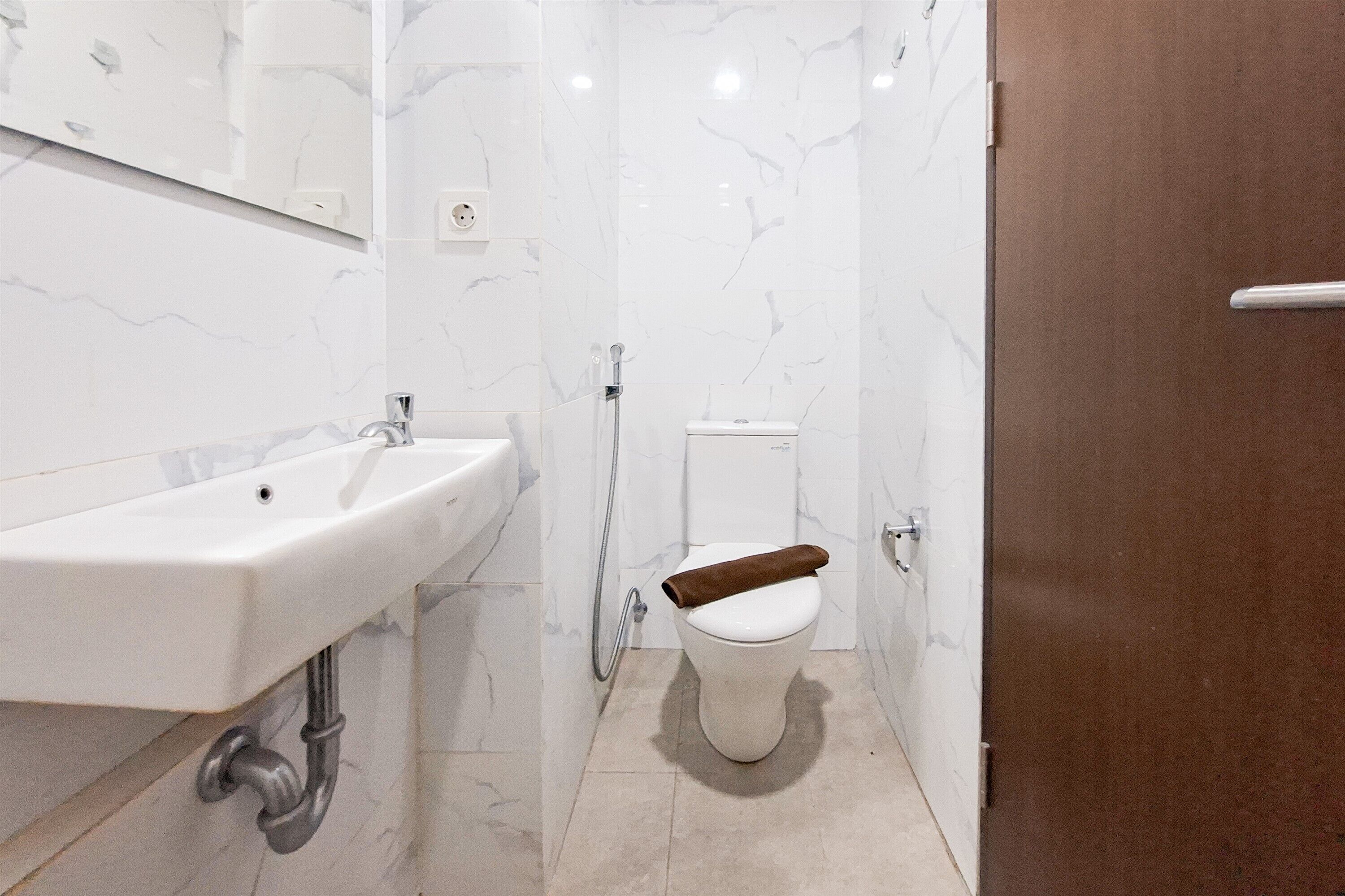 Ein Badezimmer mit weißem Waschbecken, WC und Dusche.