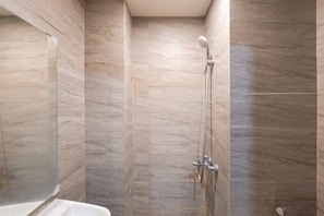 Standard Studio | Bathroom - Comfortable And Relaxing Living In Studio At Apartment Collins Boulevard (Tangerang)