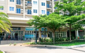 Exterior - White Tone 2Br At Podomoro Golf View Apartment (Gunung Putri)
