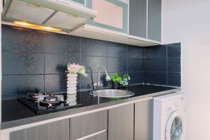 Apartemen Standar | Dapur pribadi | Ketel listrik dan peralatan masak/sendok-piring