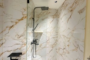 Standard-Apartment | Badezimmer