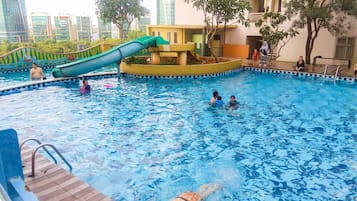 Hồ bơi ngoài trời