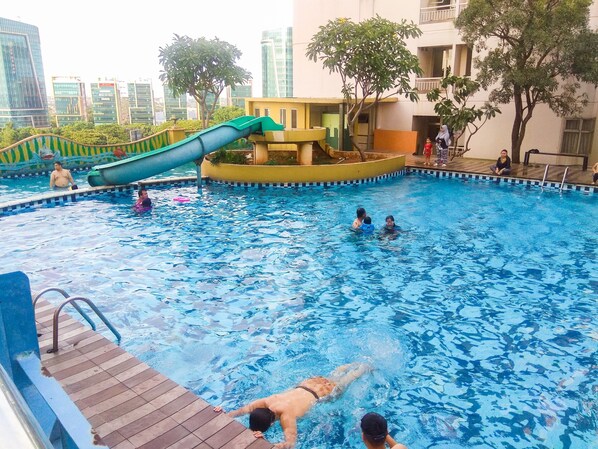Outdoor pool - Homey 2Br At Apartment Great Western (Tangerang)