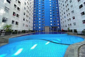 Outdoor pool - Vibrant Look 2Br At Apartment Green Pramuka City (Jakarta)
