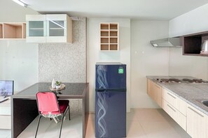 Private kitchen - Classic And Compact Studio At The Square Surabaya Apartment (Surabaya)