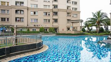 Una piscina al aire libre