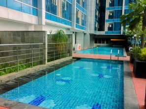 Outdoor pool - Wood Accents 2Br At Tamansari The Hive Apartment (Jakarta)