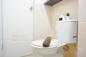 Standard Studio | Bathroom - Cozy And Warm Studio At Podomoro Golf View Apartment (Gunung Putri)