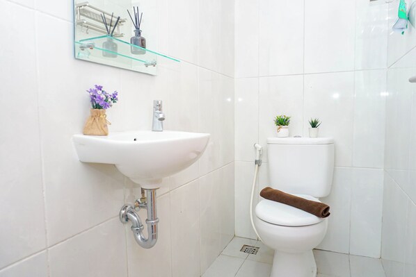 Standard Apartment | Bathroom - Wondrous Space 2Br At Apartment Evenciio Margonda (Depok)