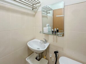 Bathroom - Cozy Living Studio Near Merr At Bale Hinggil Apartment (Surabaya)