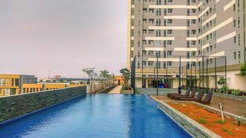 Una piscina al aire libre