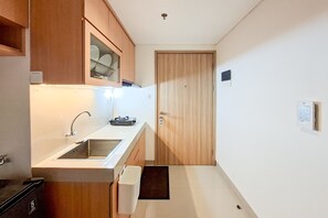 Standard Studio | Private kitchen | Electric kettle - Cozy And Relaxing Studio At Apartment Bintaro Embarcadero (Tangerang)