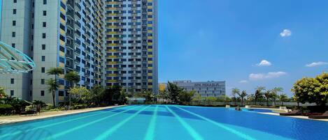 Hồ bơi ngoài trời