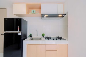 Private kitchen - Compact And Stylish 2Br Near Nice At Tokyo Riverside Pik 2 Apartment (Teluknaga)