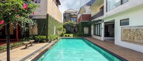 Hồ bơi ngoài trời