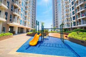 Children's play area - outdoor - 2Br Near Nice At Tokyo Riverside Pik 2 Apartment (Teluknaga)