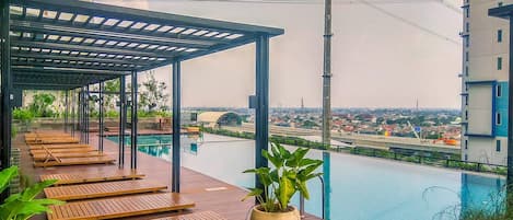 Una piscina al aire libre