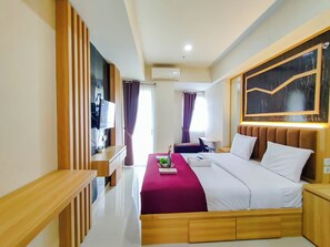 Room - Wood Accents Studio At Grand Dharmahusada Lagoon Apartment (Surabaya)