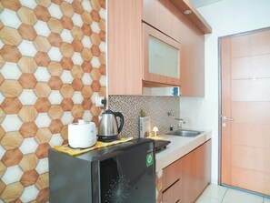 Standard Single Room | Private kitchen | Electric kettle - Simple Stay Studio Near Ui At Dave Apartment (Depok)