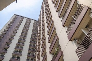 Exterior - Simple Stay Studio Near Ui At Dave Apartment (Depok)