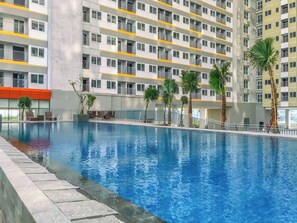 Outdoor pool - Modern Studio Apartment Near Sicc At Royal Sentul Park (Bogor)