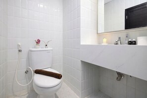 Bathroom - Tranquil Studio At Tamansari Semanggi Apartment (Jakarta)