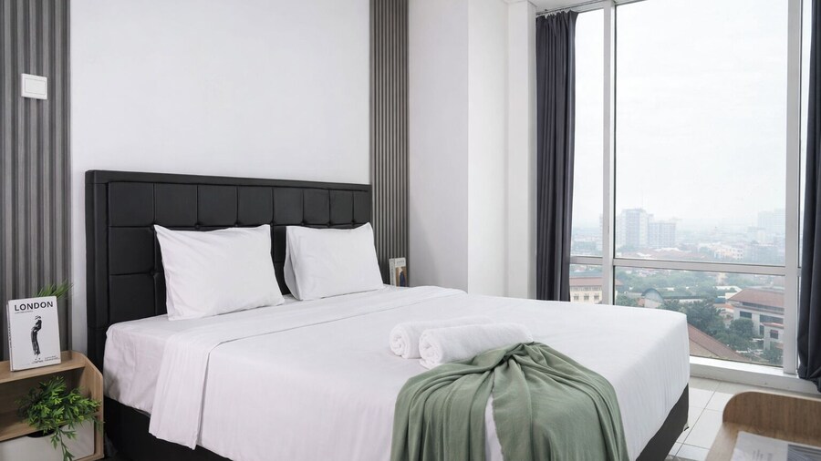 雅加達Woodland Park Residence的兩臥公寓附服務房及沙發床