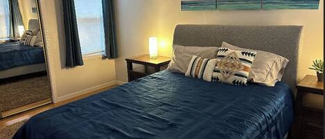 Strykejern/-brett, internettilgang og sengetøy