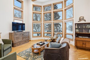 TV - 2BR/2BA home in Anchorage’s historic South Addition near downtown (Anchorage)