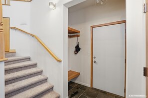 Interior - 2BR/2BA home in Anchorage’s historic South Addition near downtown (Anchorage)