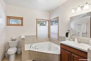 Douche, baignoire à jets, sèche-cheveux, serviettes fournies