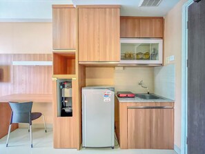 Standard Studio | Private kitchen | Electric kettle - Great Pure Comfiness Studio At Apartment Student Castle Yogyakarta (Depok)