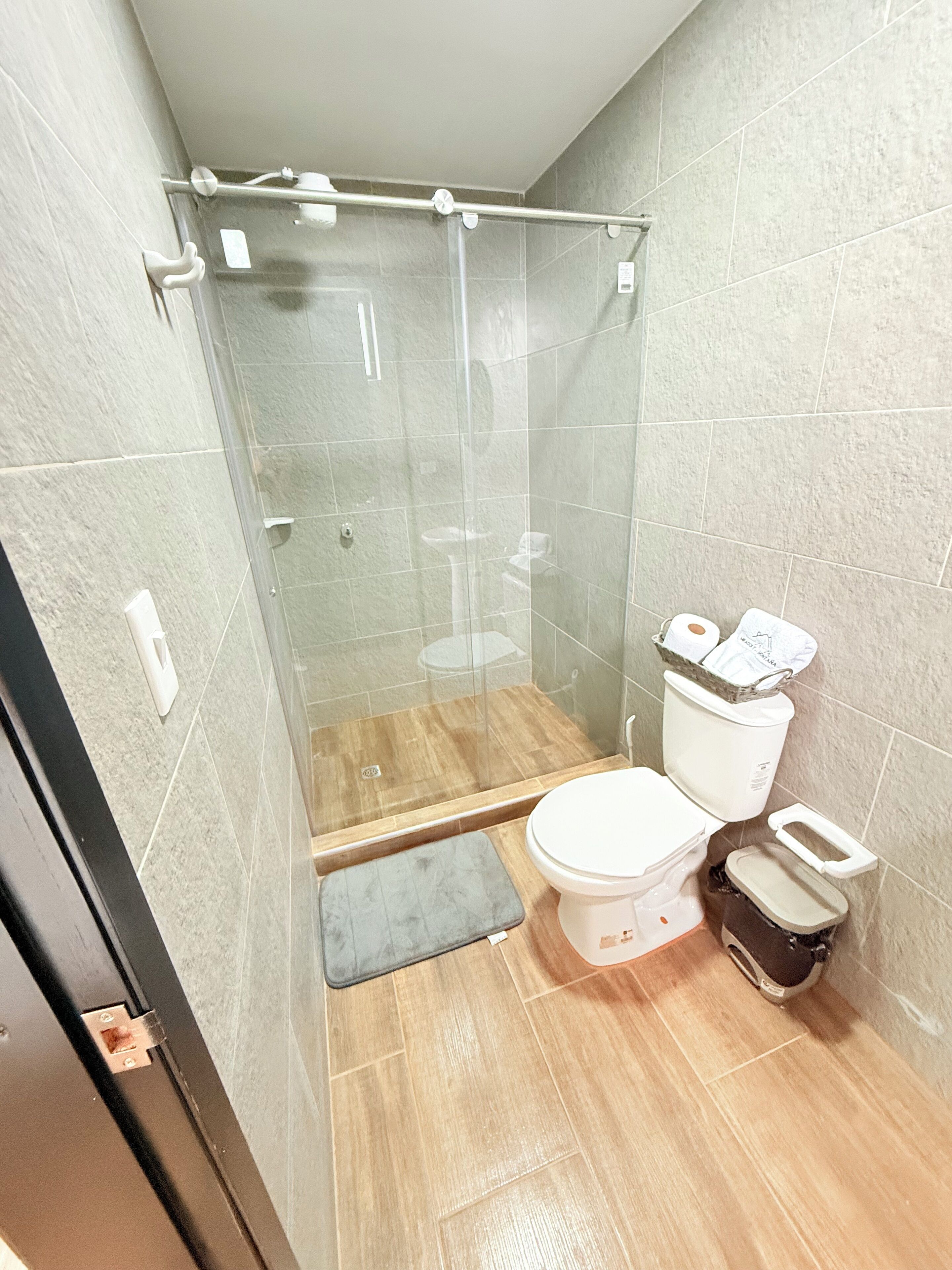 Doccia, asciugamani, sapone, carta igienica