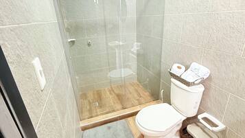 Doccia, asciugamani, sapone, carta igienica