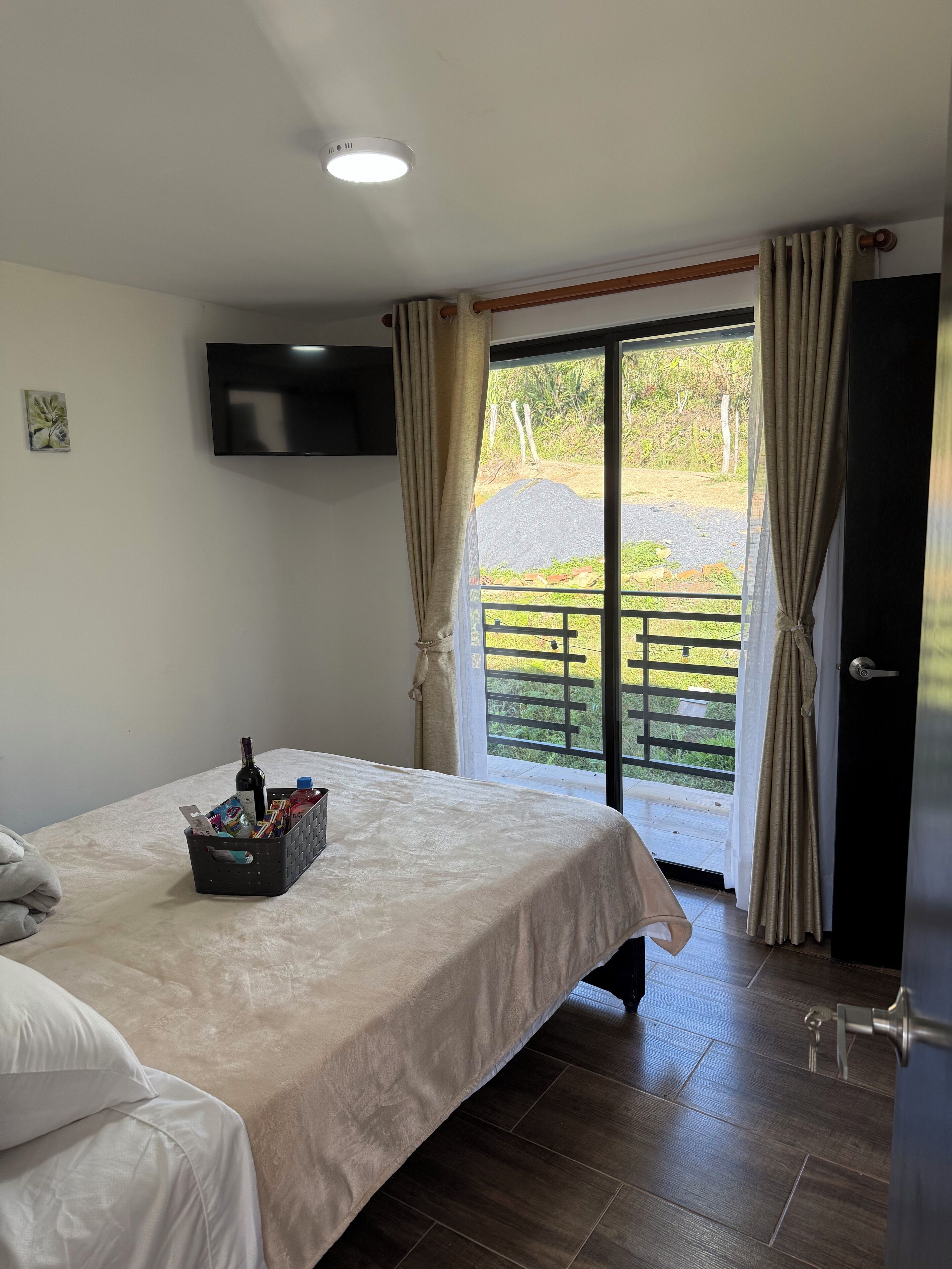 6 bedrooms, internet, bed sheets