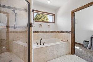 Shower, hair dryer, towels, shampoo - Large Family Cabin minutes from Zion National Park (Orderville)