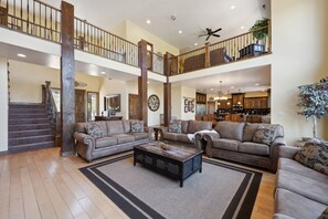 TV, fireplace, offices - Large Family Cabin minutes from Zion National Park (Orderville)