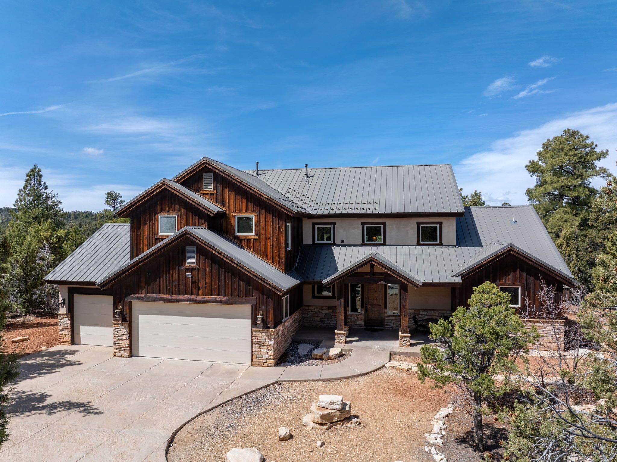 Large Family cabin just minutes from Zion National Park. Sleeps 14 with 4 ensuites.