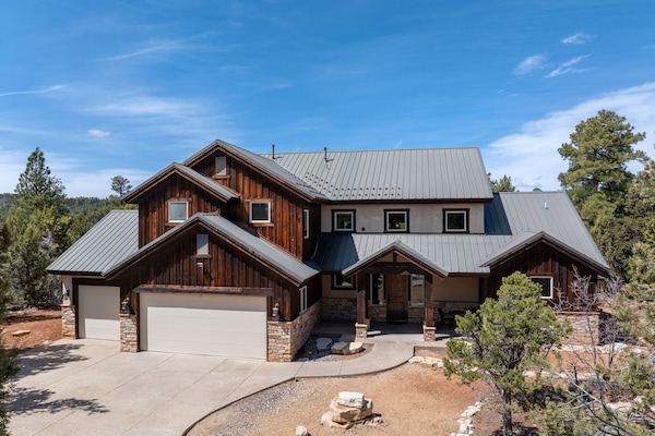 Large Family cabin just minutes from Zion National Park. Sleeps 14 with 4 ensuites.