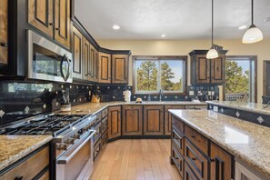 Fridge, microwave, oven, stovetop - Large Family Cabin minutes from Zion National Park (Orderville)